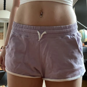 Pyjamasshorts från H&M - Ett väldigt fint och mysigt plagg men tyvärr inte riktigt kommit till användning längre. Använt fåtal gånger varsamt så den är i bra skick😊 Priset kan diskuteras!