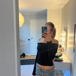 Stickad Offshoulder tröja - Svart Offshoulder tröja som är stickad. Super skönt material och är i nytt skick, bara använd 1 gång. Den är från Gina i storlek xs, den är väldigt töjbar💞