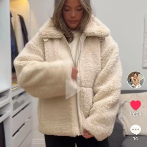 Jacka Teddy  - Jätte fin fluffig jacka som är nästintill oanvänd men inte kommer till användning. Nypris 1399