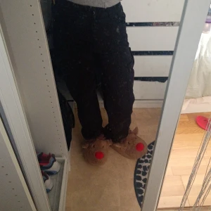 Svart jeans  - Super snygga svart högmedian jeans. Är för små för mig. Använd en gång. Skriv till mog om du vill ha flera bilder. <3