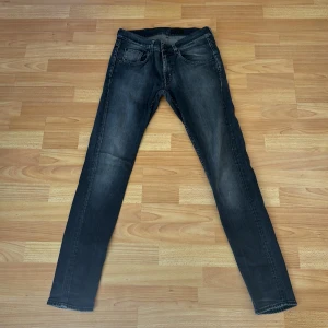 Tiger of Sweden jeans  - Riktigt feta Tiger of Sweden jeans i en grå/svart/blå färg jeansen är riktigt feta och passar perfekt till hösten. 8/10 skick