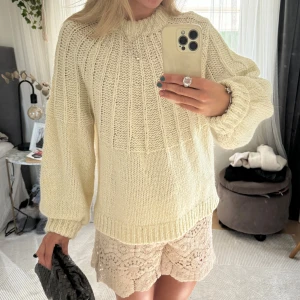 Gul stickad  - Så fin gul grovstickad tröja💛💛går att ha långärmad eller trekvärtsärmad! Storlek M, men passar mig som har S