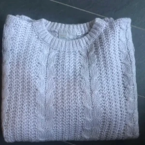 Stickat tröja 40  - Oanvänd  Mjuk och skön 