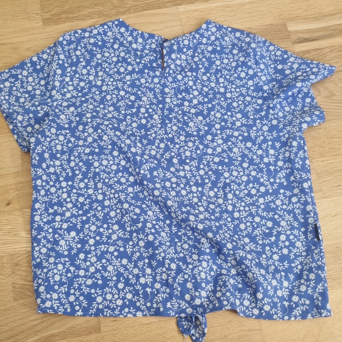 Blå blommig topp med knyt - 91