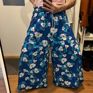 Weekday soft byxor - Wide leg light weight trousers