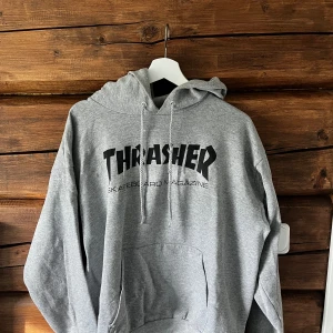 Thrasher hoddie - Storlek L Väl använd men bra skick 