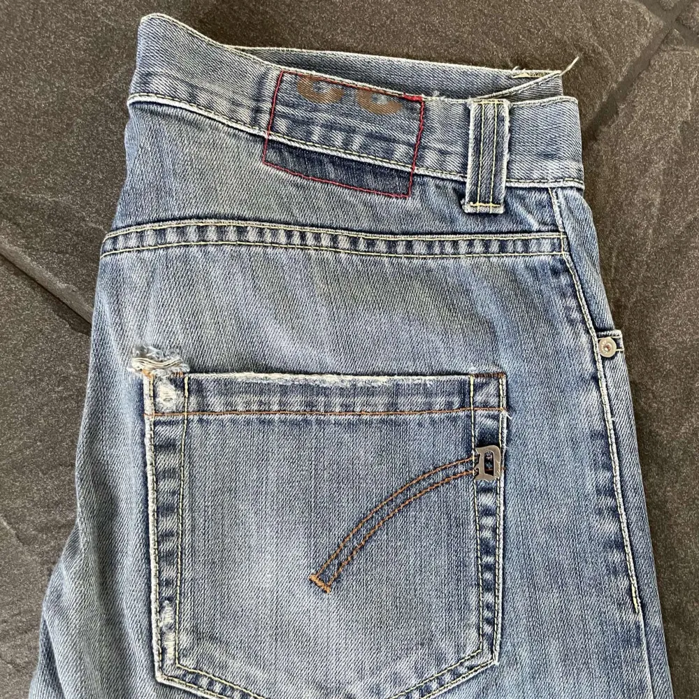 Tja! Säljer nu mina riktigt feta dondup jeans i W33. Skick 9/10 inga defekter!. Jeans & Byxor.