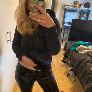 Skinnbyxor - Dunder snygga lågmidjade skinnbyxor ifrån bikbok. Säljer dom då dom är för långa för mig, strl 38 men passar L också, då om är väldigt stretchiga😁Lite slitet nere vid ena byxändan. (Se bild)