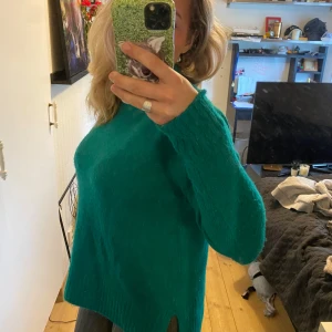 Stickad tröja - Säljer denna underbara gröna tröja. Oversized. Bilderna gör det orättvist då färgen är mycket mer grön än åt det blåa hållet, men kameran kunde inte få till det bättre, oavsett ljus. Använd ett fåtal gånger och inga defekter💕