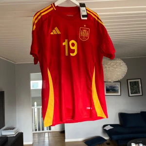 Spanien tröja från EM 2024 - Spanien tröja med lamine yamal på ryggen från EM när dem van tuneringen  Pris ej hugget i sten Oanvänd