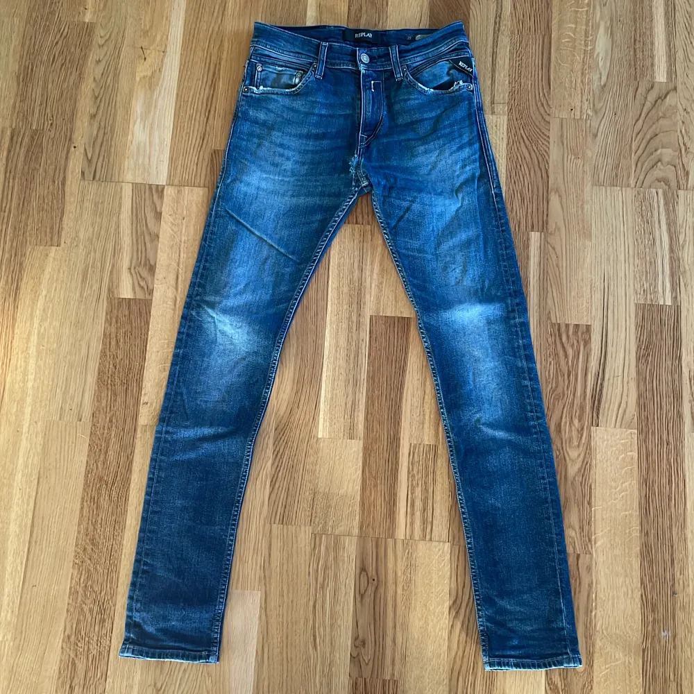 Replay jeans i modellen Jondrill!🙌 det är skinny modellen men dem är ganska töjda så dem sitter som Slim fit! Skicket är 8/10🫡 förutom ett hål på sista bilden!🙌 köpte dem för ett år sedan dem är inte jätte använda!✌️ bara att dma mig om det är något!✌️. Jeans & Byxor.