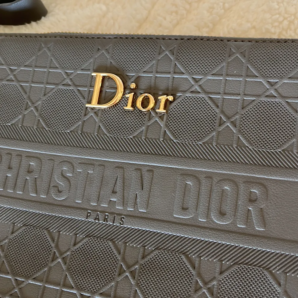 31x21 cm Fejk Christian Dior väska Aldrig använd 💖 Jättefint skick  💖 Hoppas den blir din nya favorit🩷🩷. Väskor.