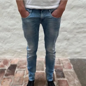 Replay Anbass Jeans - Replay Anbass i Ijusblå färg. Storlek 29/32 och modellen på bilden är ca 182 cm lång. Byxorna är i Nyskick, inga skavanker. Nypris 1899, köp för endast 699.