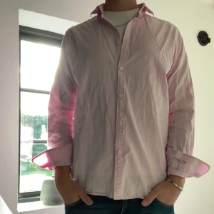 Rosa Skjorta  - Säljer nu  denna skjortan vet ej märket se andra bilden - storlek L - skick 9.5/10 