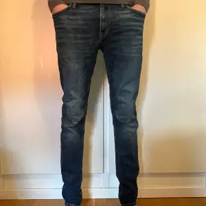 Riktigt snygga Jack and Jones jeans till otroligt pris | skick:9/10 | pris: 49kr | passform: slim fit | har du fler frågor eller funderingar är det bara att skriva 😀👍✅