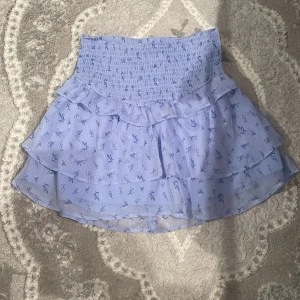 Kjol till sommar 156kr på affär kostar 300 - Det är 146-152 i storlek ginatricot ljus blå med med lite blommor på kjolen har ett under lager så att den är inte osynliga på sommaren kommer den kosta 350 i affär