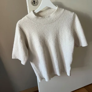 Stickad t shirt - Superfin stickad t shirt från missäy💕