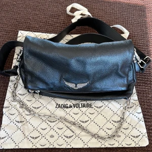 Zadig & Voltaire Rocky Bag - Superfin Zadig & Voltaire Rocky väska med ytterst små slitningar och väldigt försiktigt använd. Älskar den men kommer tyvärr inte till användning 🥹✨ Säljer en till Zadig väska på min profil!