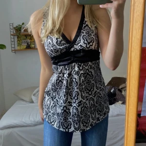 Tröja med unikt mönster🖤 - Säljer denna superfina o unika tröja med knytning som går att knyta fram och bak eftersom den inte kommer till användning. Den är i jättebra skick, knappt använd. Skriv privat för funderingar eller fler bilder💗