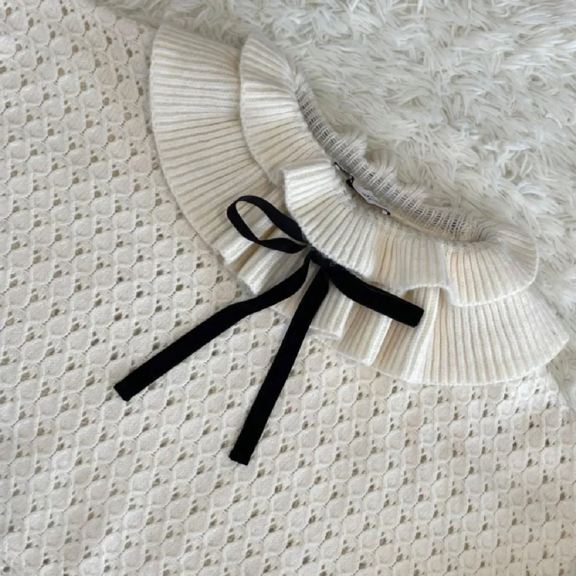 Vit stickad tröja med svarta rosetter - 93