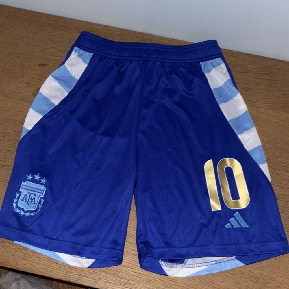 Säljer ett Argentina borta kit 24/25. Storlek 28 barnsize så ungefär 12-14 år. Messi och nummer 10 på ryggen shorts medkommer i storlek small! Hör av er för med frågor!. T-shirts.