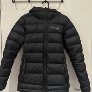 Peak Performance vinterjacka🩷 - Vinterjacka från Peak performance i fint skick💗Använd förra vintern annars är den som ny😋 Skriv gärna för fler bilder eller vid andra funderingar😊💗