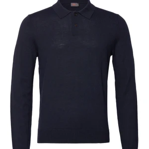 Morris polo/pike merino ull - Säljer Merino ull Morris polo mörkblå då den inte passade mig, helt nyskick, nypris 1699