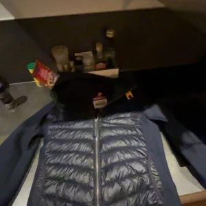 Parajumper jacka  - Kom privat för mer bilder. Jackan är i jätte bra skick som inga skador inga små håll någonstans. 