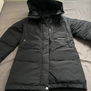 Peak performance jacka - Säljer denna jätte varma peak jackan. Passar perfekt till vintern. Jackan är i storlek XS. Mer bilder kan skickas.