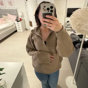 half zip nellybynelly - super snygg halfzip från nelly, knappast använd💗 fin beige/brun färg