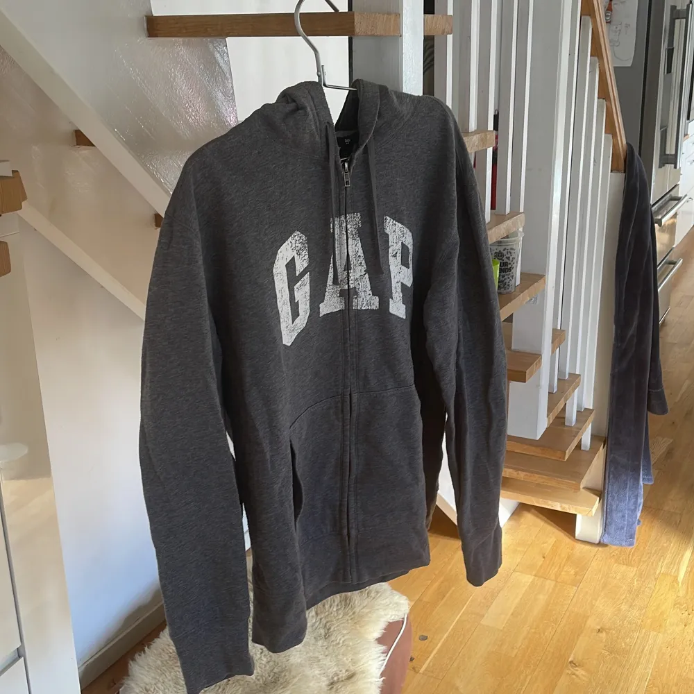 Grå Gap hoodie i strl. L (passar M) Köpt i USA . Hoodies.