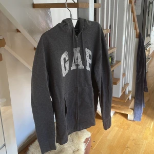 Gap zip-up hoodie - Grå Gap hoodie i strl. L (passar M) Köpt i USA 