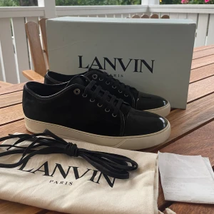 Lanvin skor  - Hej! Säljer nu dessa svin snygga lanvin skor. Skorna är i superfint skick 9/10. Med skorna medföljer dustbag, extra skosnören och kvitto 