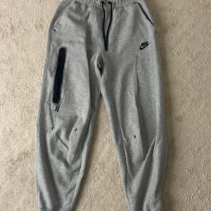 Nike tech byxor (dam modell) - Nike tech byxor i dam modell, ej använts mycket alls. Jätte sköna o sitter bra på