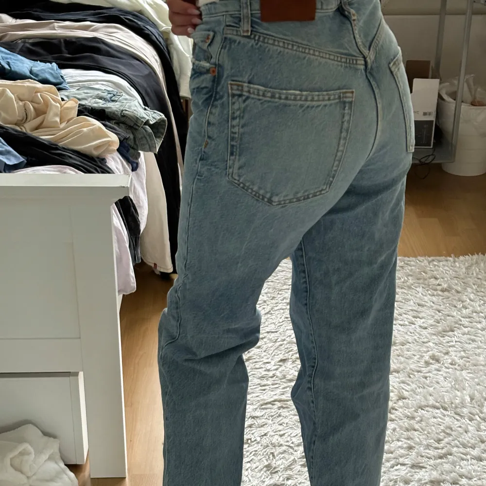 Säljer ett par snygga blå jeans från Zara i storlek 34. De kallas ”the vintage loose”. Har knappt använt dem så det är superfint skick. Hör av er vid frågor 💗. Jeans & Byxor.