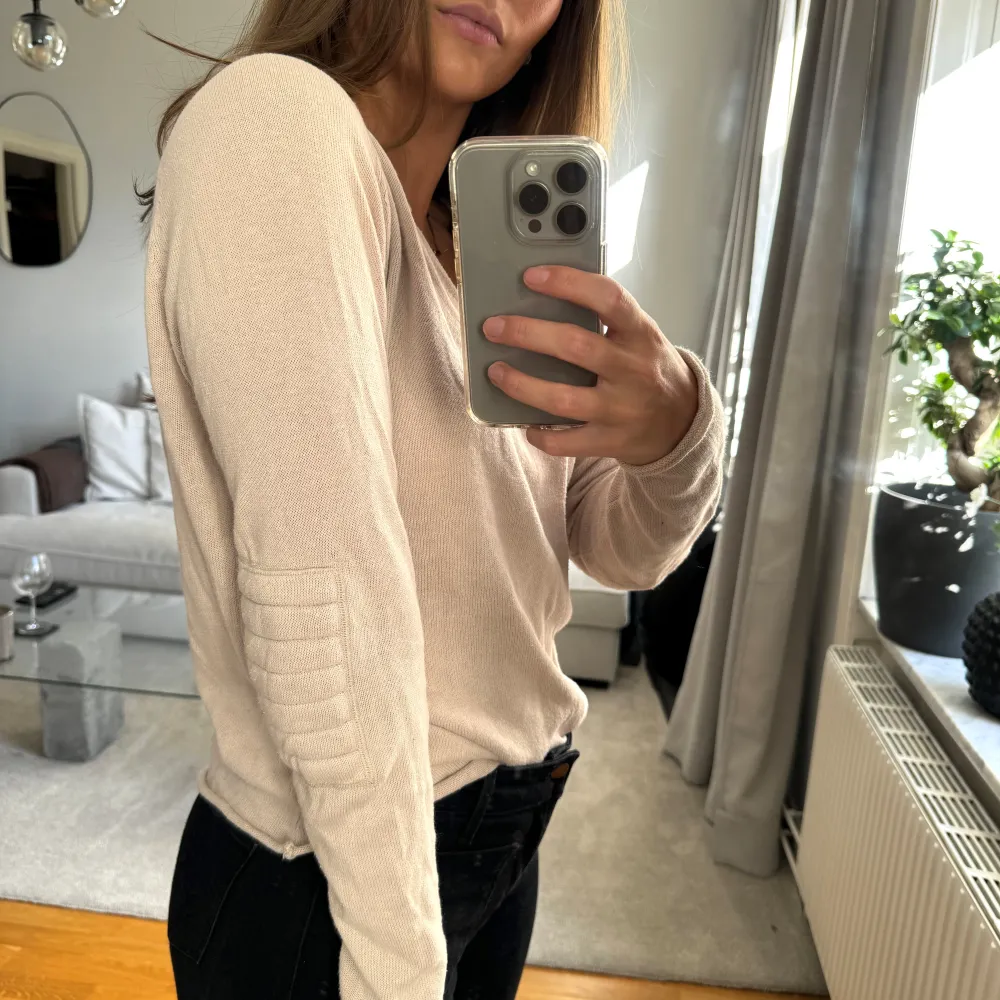 Fin topp med detaljer i bra skick🍁❤️🌸. Tröjor & Koftor.