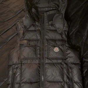 Moncler väst - En snygg o varm väst från moncler. Västen har används sparsamt och är i gott skick, inga synliga defekter. Den är i storlek 3 vilket motsvarar medium. Hör gärna av er vid frågor och funderingar mvh EAresell☺️