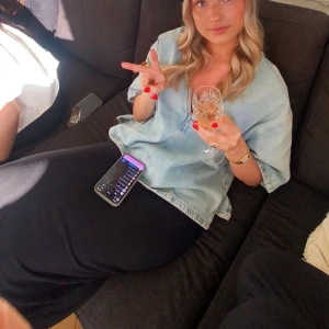 Denim tröja Zara - En jättefin jeans topp/skjorta ifrån zara som är helt slutsåld, den har inga defekter på sig Storleken på den är M och jag är i vanliga fall xs/s men tycker den sitter fint då den blir lite oversized på💕💕det är mina bilder!!