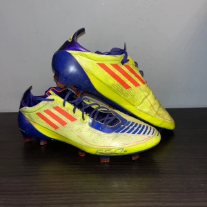 Fotbollsskor Adidas f50 - Fotbollsskor adidas f50, storlek 40 2/3, funkar för både gräs och konstgräs