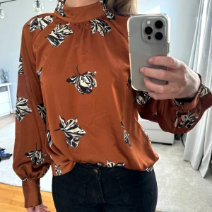 Blommig blus i silke 🌸 - Väldigt fin blus i silke. 