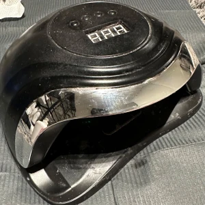 Uv/led lampa - Uv/led lampa, använd men  funkar perfekt. Går att tvätta den men har verken tid eller orken då jag bara vill bli av med den.  Köpt på fyndiq för ungefär 700kr
