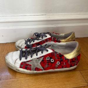 Golden Goose sneakers. Slitna undertill och på framsidan. 