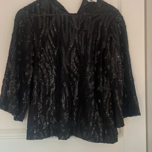 Paljett tröja  - Säljer denna snygga paljett tröjan från zara. Den är trekvartärmad och zebra mönstrad 💗