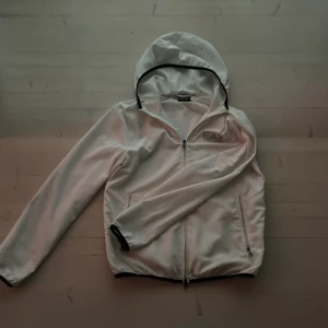 Ea7 jacka - Jackan är i ny skick inga skador jag säljer den för att den ej passar mig längre. Skriv vid fler frågor😁