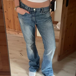 Lågmidjade jeans  - Utsvängda jeans, sitter lite oversized för mig som brukar ha storlek 38💕
