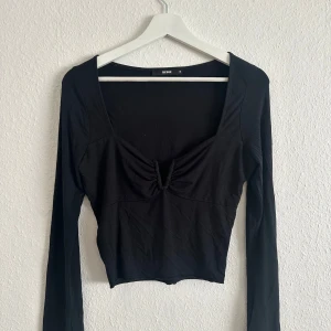 Svart topp - Svart topp från bikbok!  Mycket bra skick✨