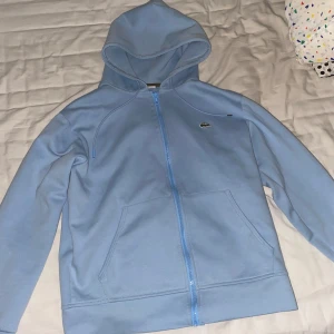 Lacoste fleece - Kommer inte till användning då den är för stor 