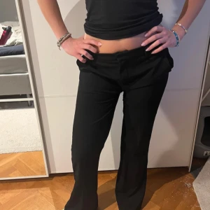 Kostymbyxor - använda flitigt men fortfarande väldigt bra skick, utan defekter och liknande. de var från början högmidjade men har sytt ner dom till lågmidjade!
