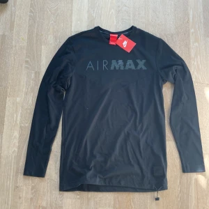 Nike sport tröja - Helt oanvänd tröja från Nike, köpt för 450 kr, mitt pris 225 halva priset 