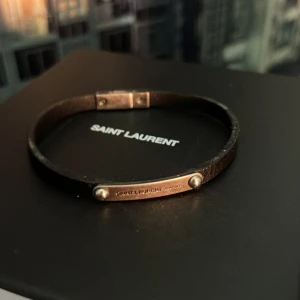 YSL Armband - Använt några få gånger, köpt från Miinto. Magneten är lite slapp. 